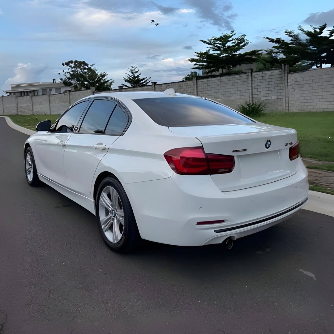 BMW 320i Sport 18/18 87.600km à venda em Brasília, District Federal, Brazil - Foto 3