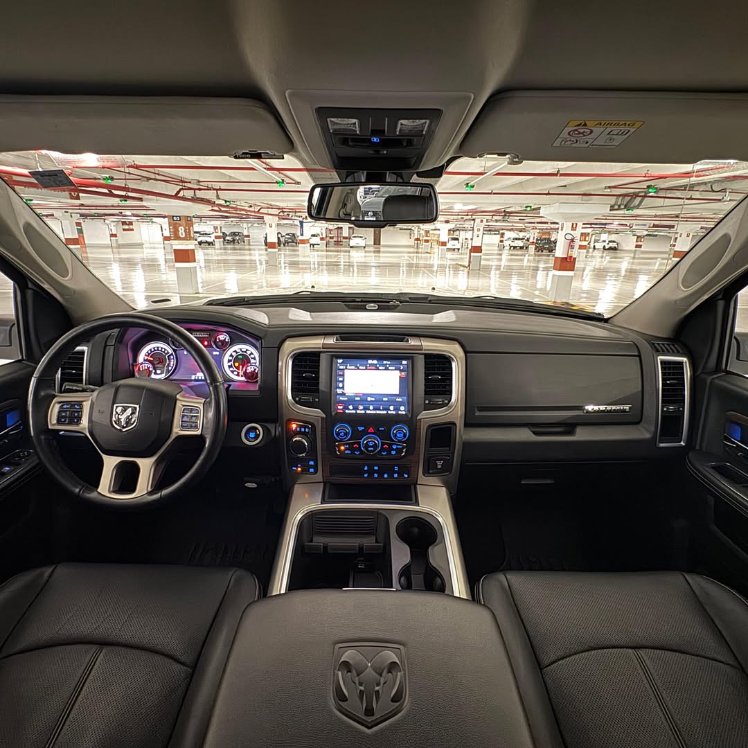 Ram 1500 Classic Laramie 5.7 V8 22/22 à venda em Brasília, District Federal, Brazil - Foto 7