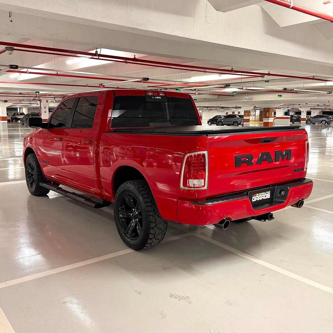 Ram Classic Laramie Night Edition 5.7 V8 23/23 54.300km à venda em Brasília, District Federal, Brazil - Foto 3