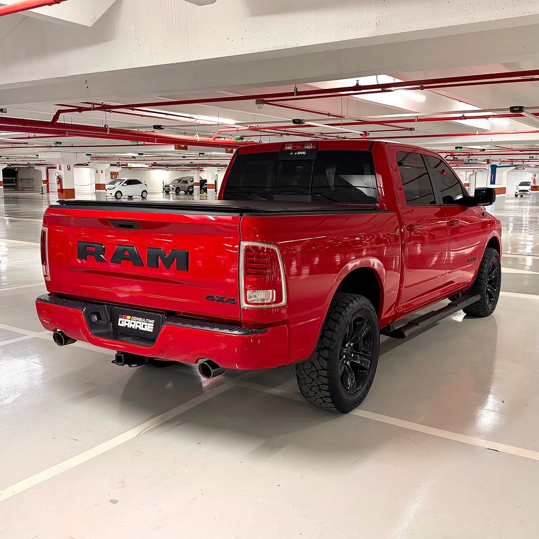 Ram Classic Laramie Night Edition 5.7 V8 23/23 54.300km à venda em Brasília, District Federal, Brazil - Foto 4
