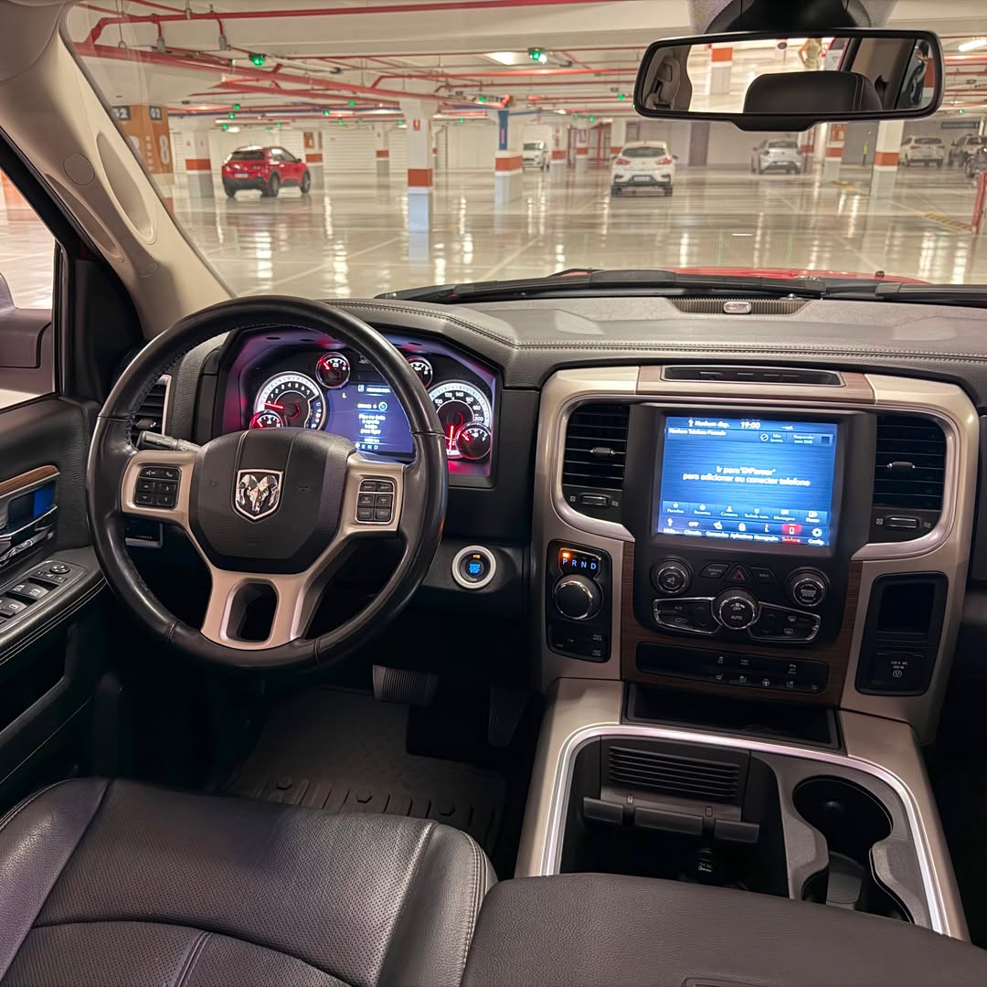 Ram Classic Laramie Night Edition 5.7 V8 23/23 54.300km à venda em Brasília, District Federal, Brazil - Foto 8
